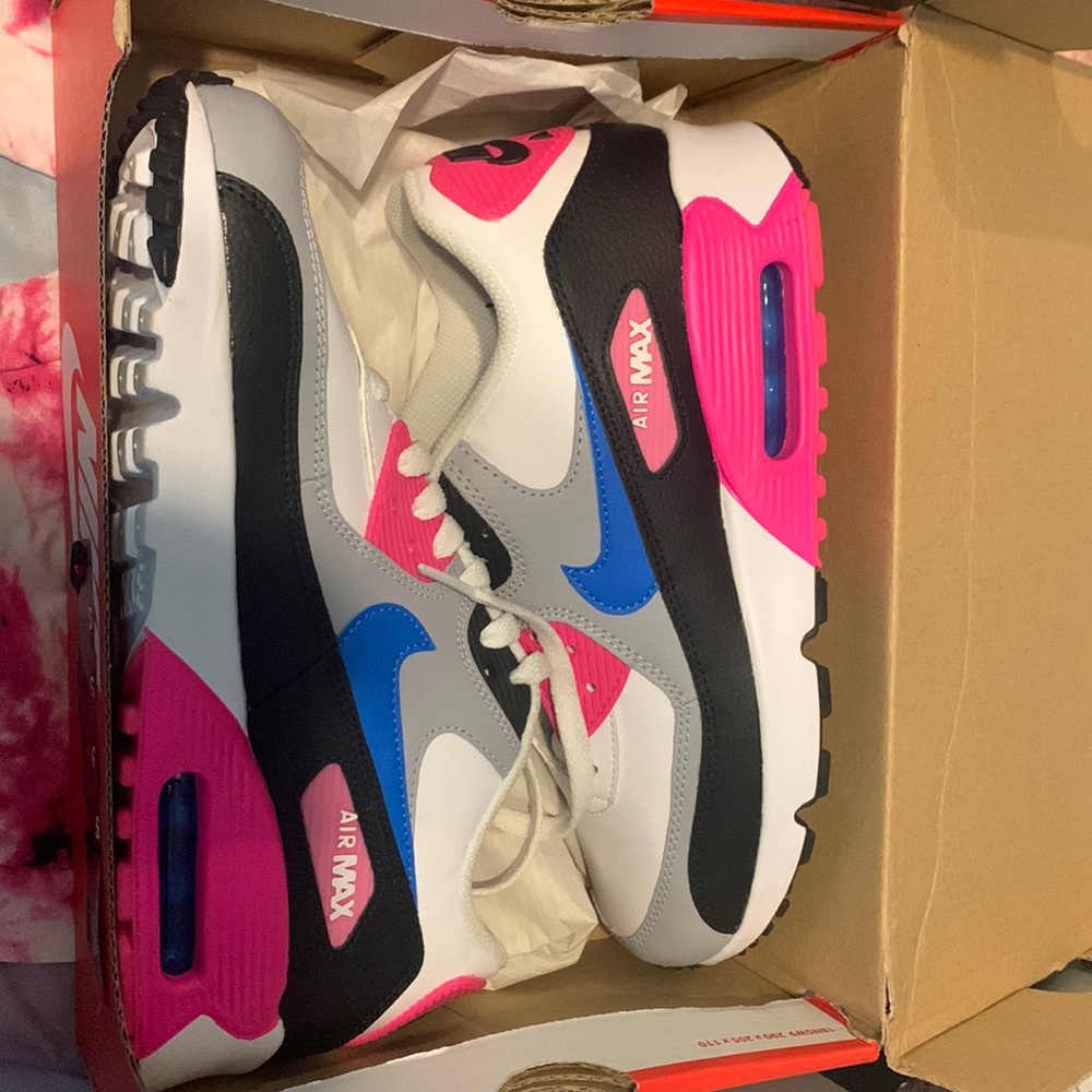 i’m selling these shoes